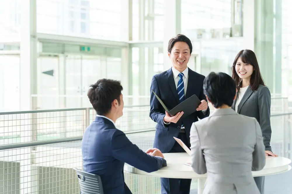 顧問契約について相談する経営者と担当者