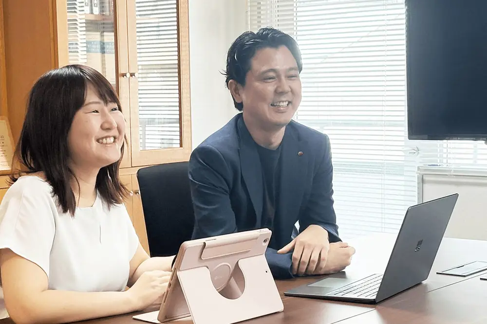 顧問先とクラウド会計の画面を見ながら相談する様子