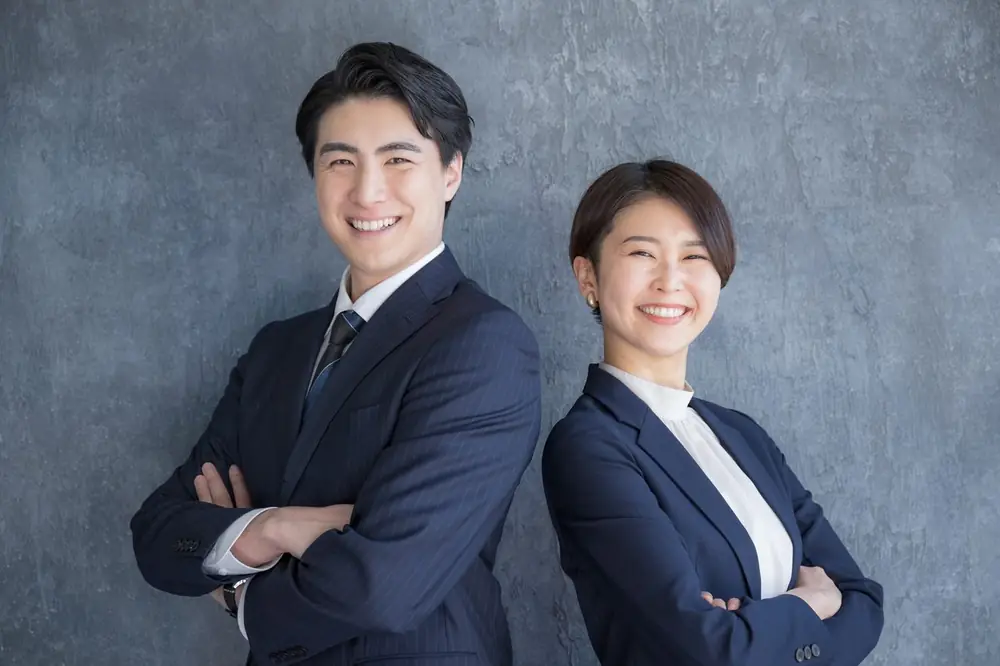 事業計画の数字を一緒に確認するストラーダの担当者